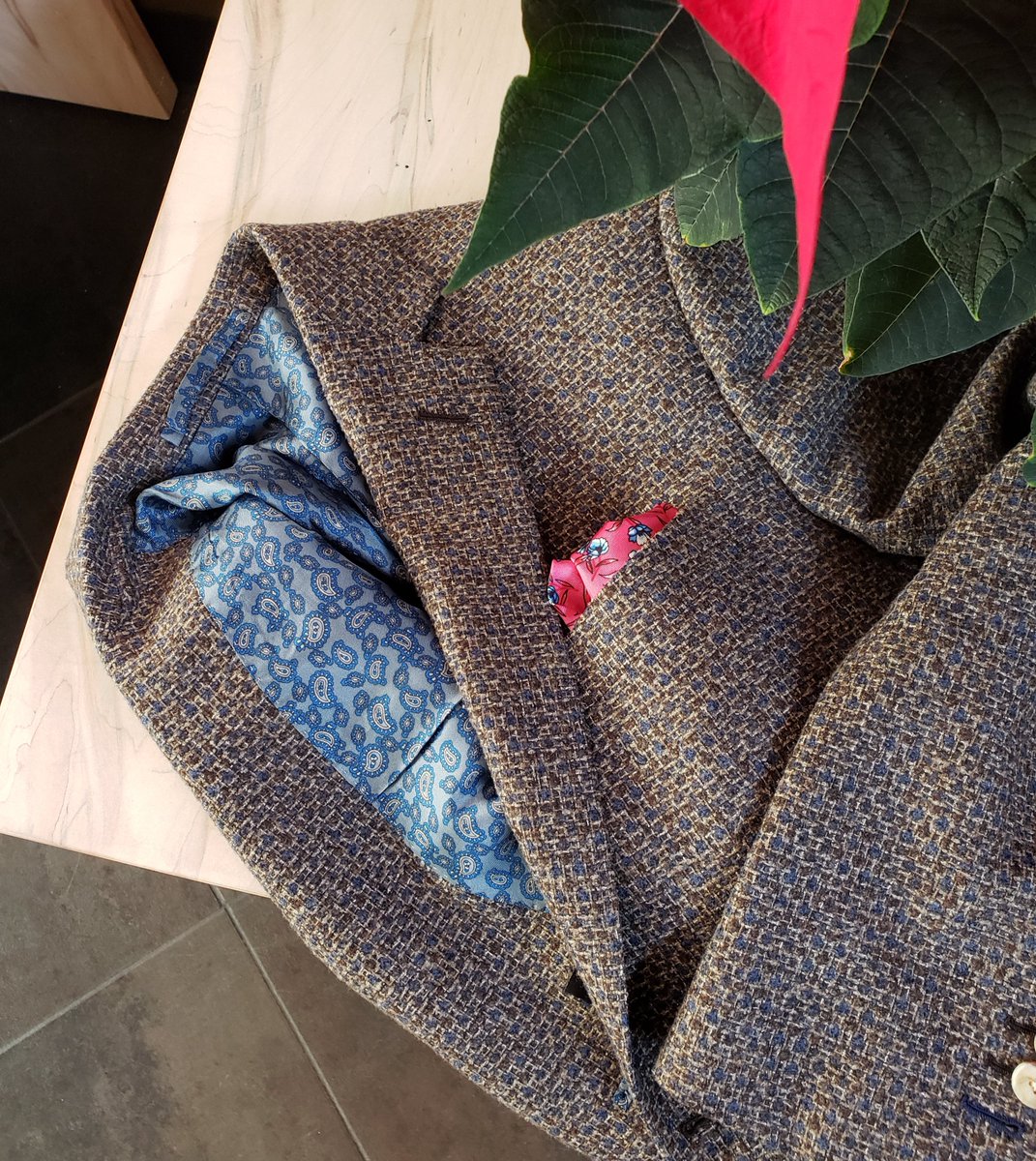 BespokeEdge's tweet photo. If you're unsure what to wear to the office holiday party...remember, just dress a little more festive than normal. It can be as simple as adding a colorful pocket square to your go-to suit jacket or sport coat. #officeparty #holidayparty #holidaystyle https://t.co/SMnSXYDZSr