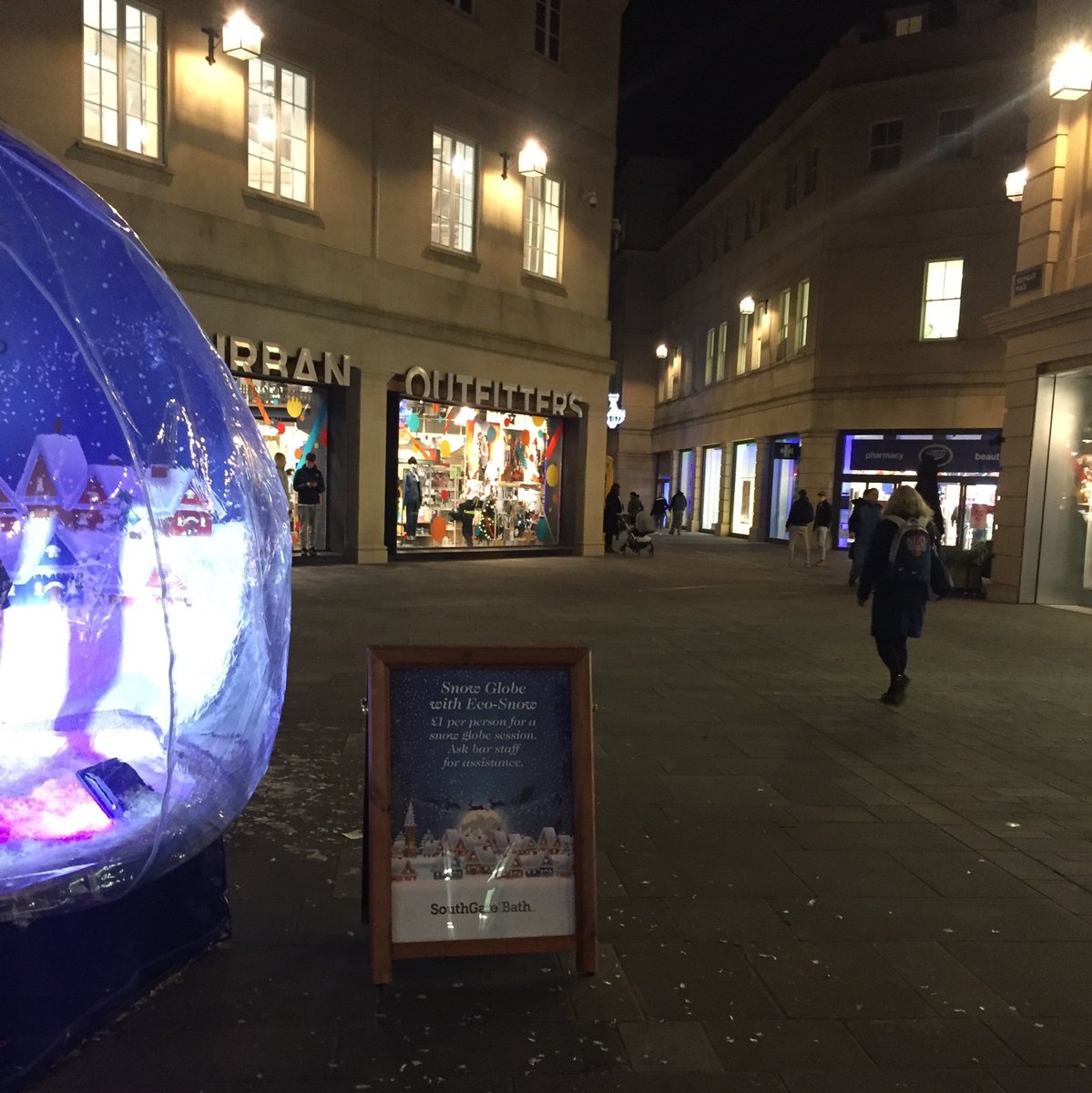 I’m not sure how having a leaky snow dome filled with small pieces of plastic is helping to address #climateemergency <a href="/SouthGate_Bath/">SouthGate</a> <a href="/bathnes/">Bath & North East Somerset Council</a>