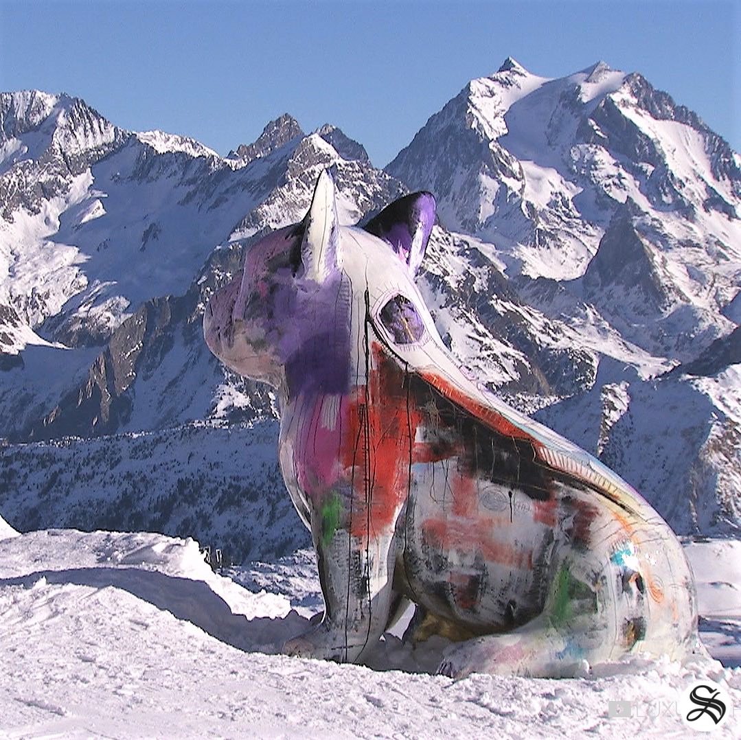 SecretServElite's tweet photo. Every year, Courchevel 1850 is a real contemporary art show. You can admire numerous sculptures while you’re skiing. But, be careful, keep an eye on the slopes ! 🏔❄️✨

#JulienMarinetti  #DoggyJohnPink #FrenchBulldog  #Courchevel1850 https://t.co/VMhZYMuNgy
