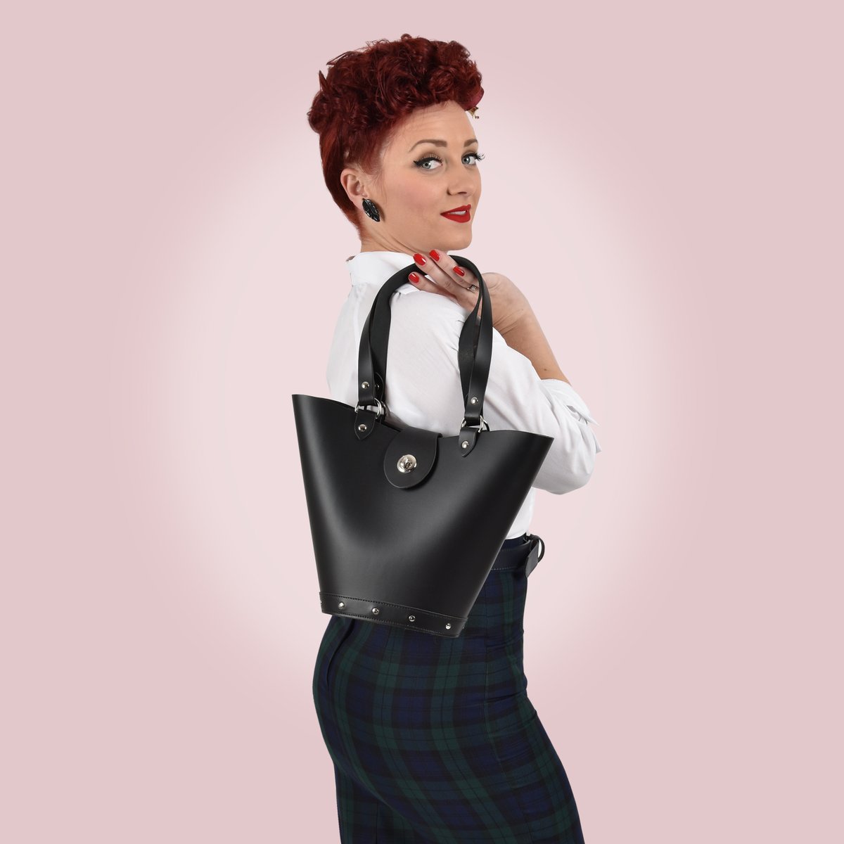 VivOfHolloway's tweet photo. Say, howdy to the latest edition to our western range! These beautifully handcrafted handbags will make your heart skip a beat.
#pinup #pinupbag #partydress #satindress #vintagestyle #vintagedress #1950sstyle https://t.co/7R07RbskDu