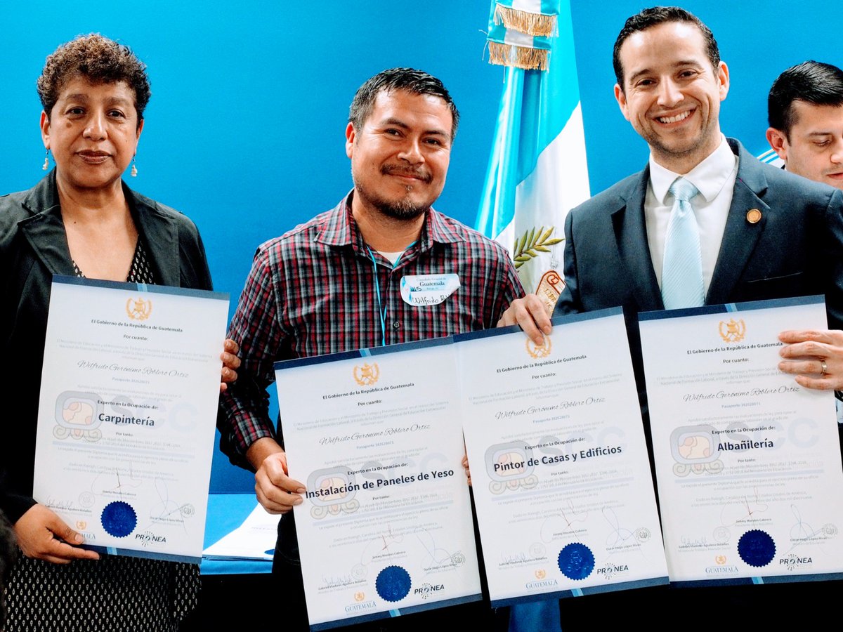 MinexGt's tweet photo. #AcciónConsularGT | El @consgtraleigh entregó certificaciones por suficiencia y competencia bajo el Programa Nacional de Educación Alternativa #PRONEA, en conjunto con el @MineducGT. #NoEstánSolos https://t.co/GozHRfGH5p
