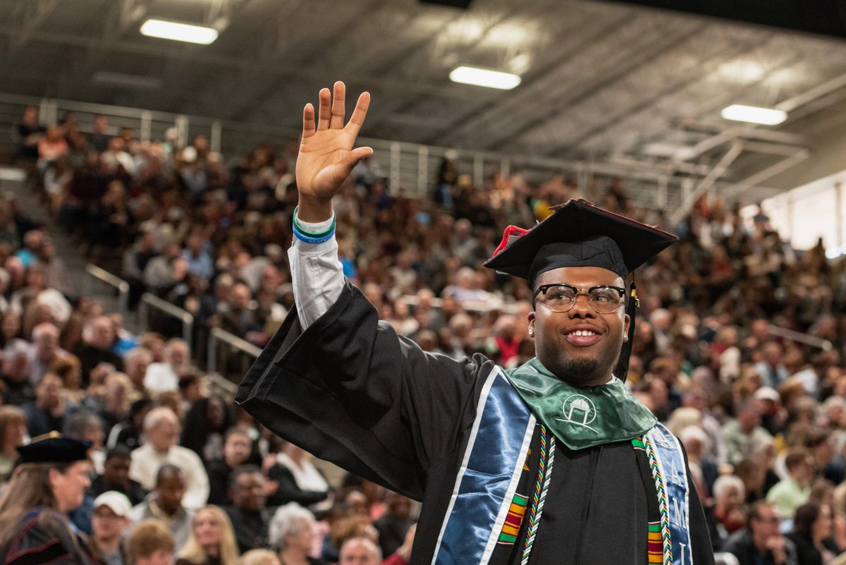 GeorgiaCollege's tweet photo. Congratulations, Class of 2019. You did it! #georgiacollege #commencement #gcsu19 https://t.co/eJJKV7SkTp