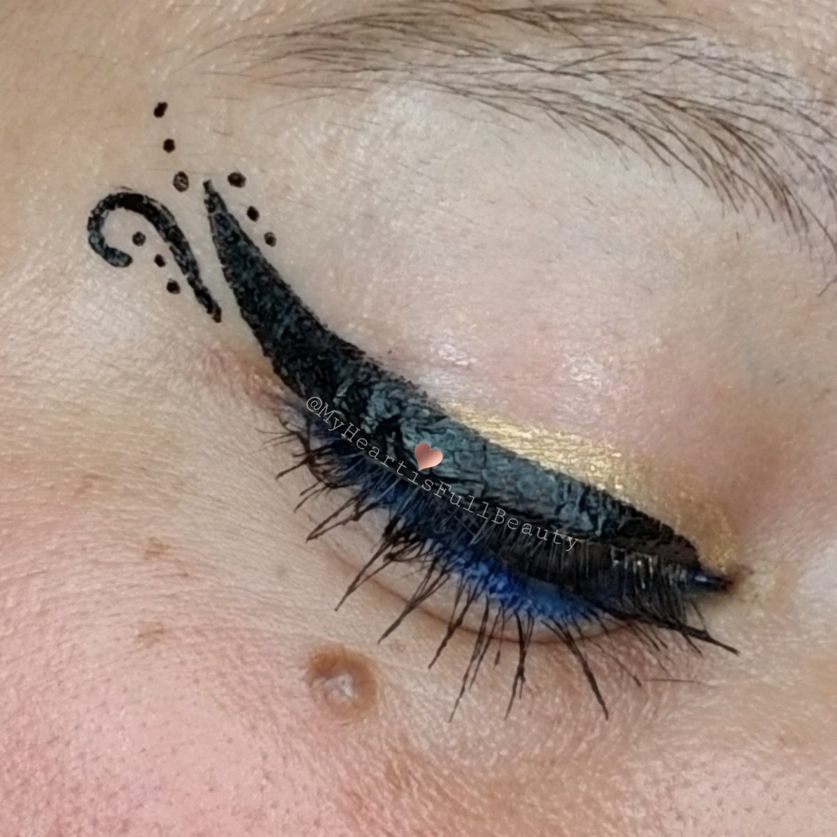 This #EyelinerArt was a little more #complicated with that one #curvy line, but still kind of #simple in my #opinion!!! 👁⁣
⁣
Do YOU consider this look simple or #complex...? 🤔

#eyeliner #makeup #makeupart #beauty #farmasi #farmasimakeup #myheartisfullbeauty