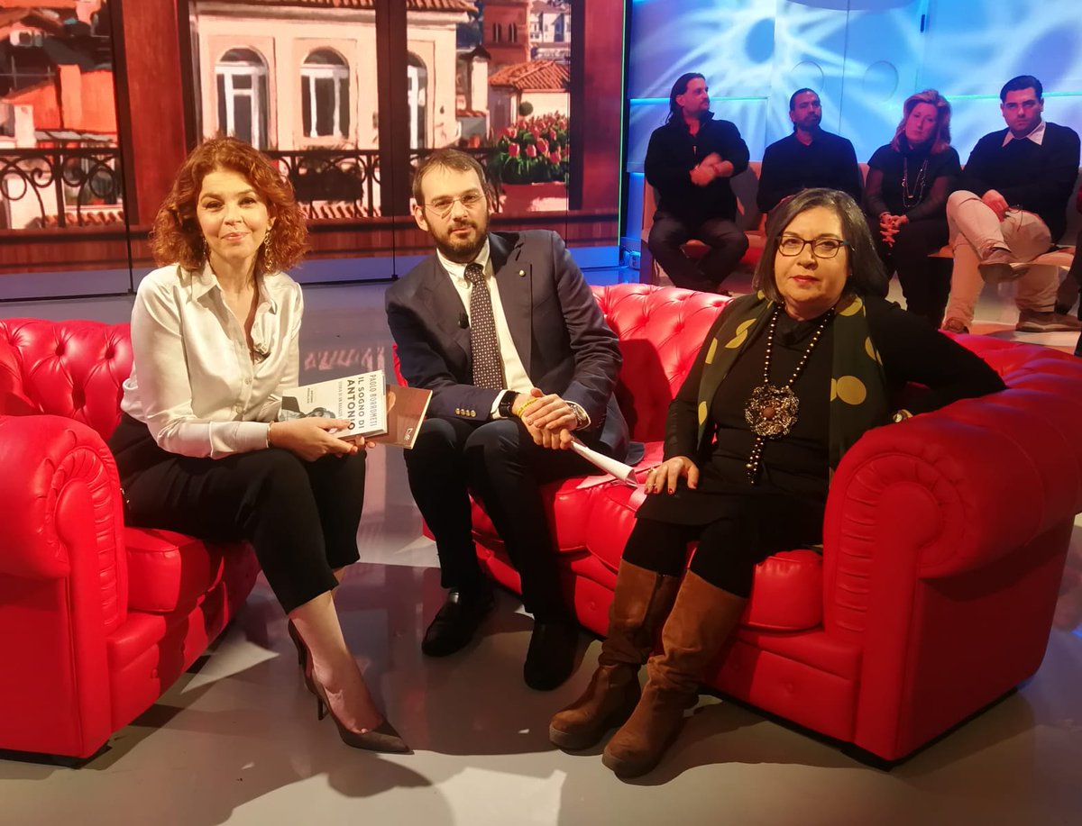 orasolaretv2000's tweet photo. .@paola_saluzzi con Roberta D’Emidio della Locanda del Terzo Settore Centimetro Zero di #Spinetoli. @paoloborrometi su Filippa Pantano e la Lega delle ricamatrici in #Sicilia con la scrittrice Ester Rizzo.
Sulla Preghiera del Papa, Suor Lara Morelli.
@TV2000it ore 14 #17dicembre https://t.co/05ytOLdJb4