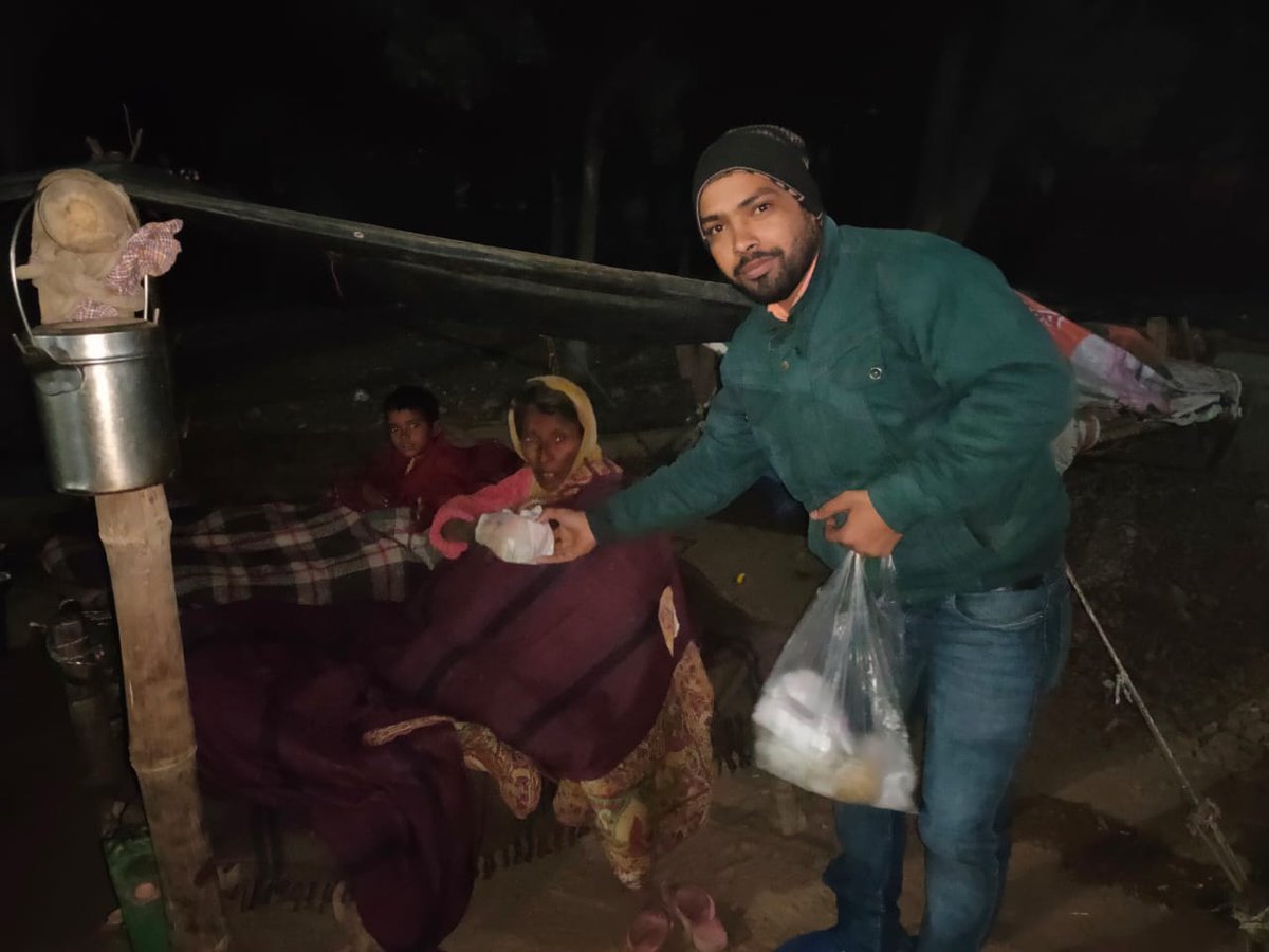 HathrasBank's tweet photo. #संस्कारवेलफेयरसोसाइटी के सानिध्य में हमारी इगलास शाखा (#इगलासरोटीबैंक) के सदस्यों ने भी प्रतिदिन की भांति भोजन वितरण किया। बहुत बहुत आभार सभी सदस्यों का एक नेक कार्य मे सहयोग देने के लिए। राधा रानी कृपा बनाये रखे।🙏🙏 https://t.co/vSKa4jUdZy