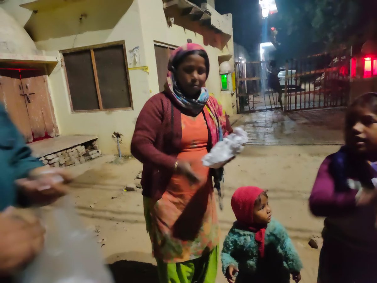 HathrasBank's tweet photo. #संस्कारवेलफेयरसोसाइटी के सानिध्य में हमारी इगलास शाखा (#इगलासरोटीबैंक) के सदस्यों ने भी प्रतिदिन की भांति भोजन वितरण किया। बहुत बहुत आभार सभी सदस्यों का एक नेक कार्य मे सहयोग देने के लिए। राधा रानी कृपा बनाये रखे।🙏🙏 https://t.co/vSKa4jUdZy