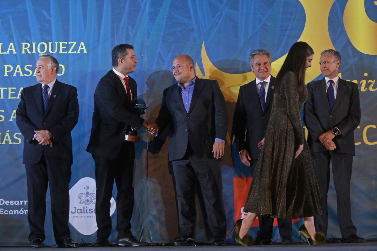 CUCEA_OFICIAL's tweet photo. CUCEA recibió el máximo Galardón Jalisco a la Exportación. Consulta la nota completa 👉 https://t.co/PgTdJL1cGS https://t.co/z6xswSN7Zm