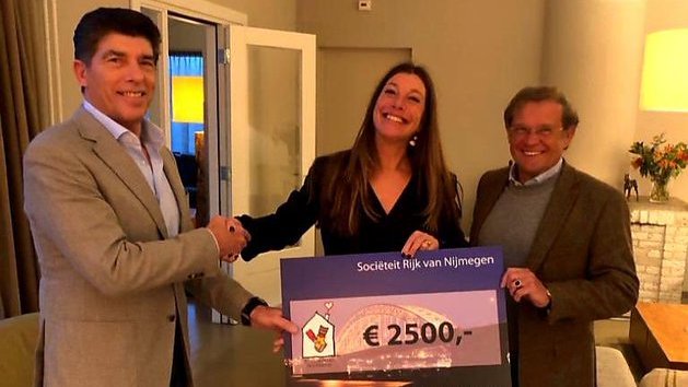 Sociëteit Rijk van Nijmegen overhandigde deze week een prachtige donatie van € 2500,- aan ons Huis. Ieder jaar kiezen de leden van deze Sociëteit een goed doel dat ze steunen. Dit jaar krijgen families in het Nijmeegse Ronald McDonald Huis deze mooie gift. Bedankt!