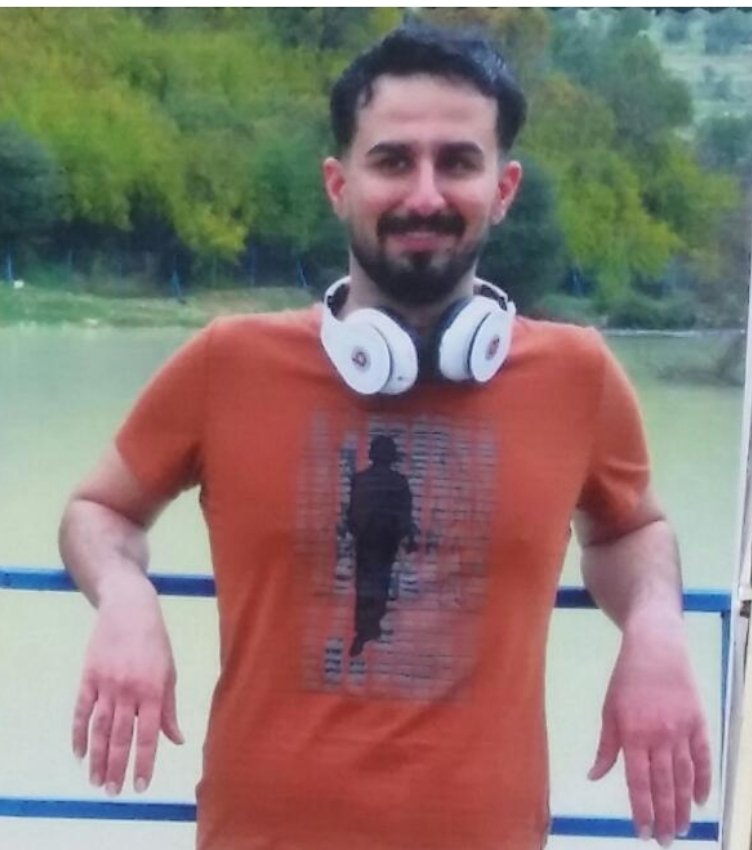 shimababaeii's tweet photo. این جوان ۲۸ ساله 
در شهر بهبهان به شغل آرایشگری مشغول بود
روز ۲۶ آبان ۹۸ گلوله‌ای اصابت میکند به گردنش و ��ان شیرینش را میگیرد.
خانواده‌اش در حال تدارک دیدن برای ازدواج فرزندشان بودند اما این فاجعه مهلت نداد.
#احسان_عبدالله_نژاد
#اعتراضات_سراسری https://t.co/kC6BwwCRzg