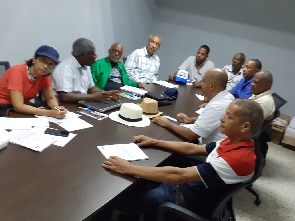 barrial_y's tweet photo. Reunión de integración de los frentes, con parte de los miembros del Frente Barrial y Comunal con Luis Abinader, representado por Fausto Catalino Herrera Director General del Frente Barrial y Comunal, organización de los trabajos que pondremos en marcha para el próximo año 2020. https://t.co/JZqTURobwO