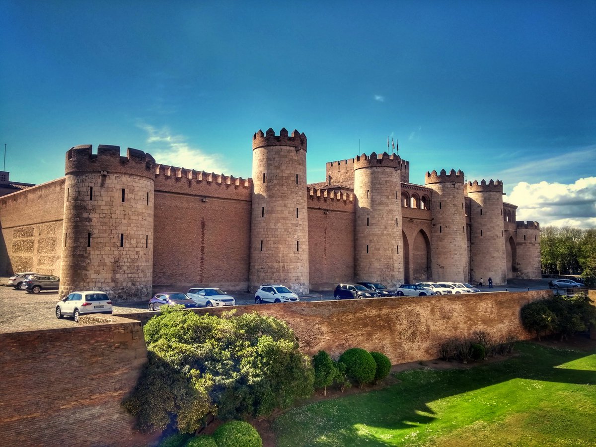 metroramas's tweet photo. Palacio de la Aljafería, en #Zaragoza. Es la sede de las Cortes de #Aragón. https://t.co/WCRhfB7nrq