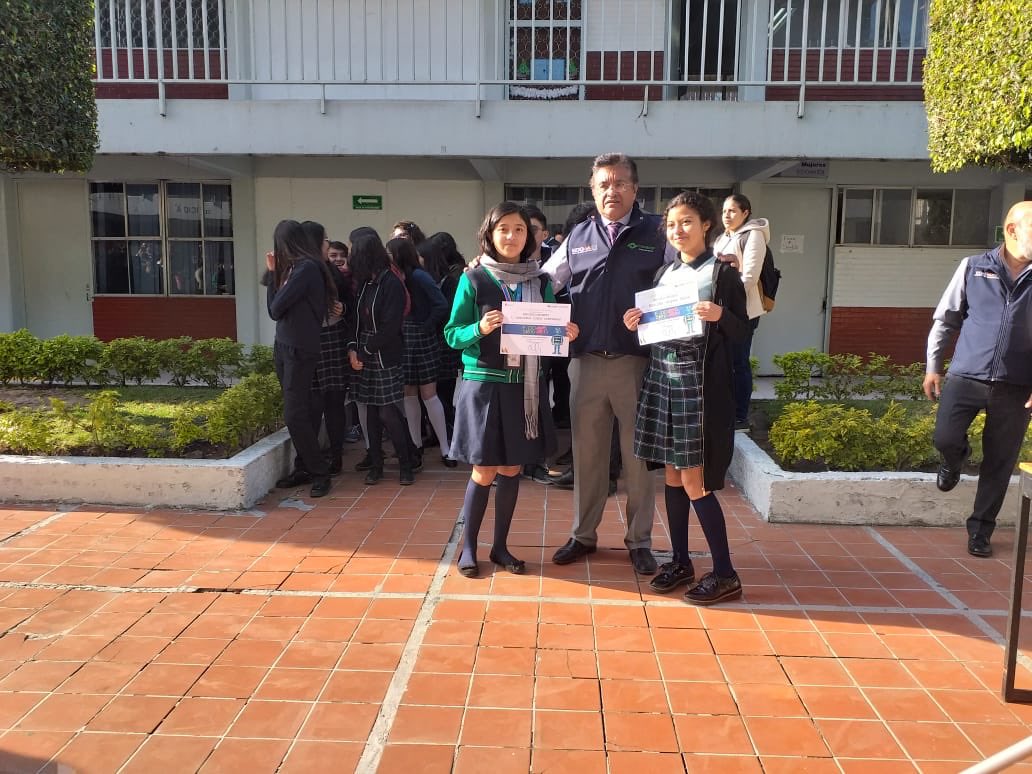 Conalep_Neza3's tweet photo. Iniciamos la semana rindiendo honores al Lábaro Patrio donde se reconoció a 10 estudiantes destacados en emprendimiento, así como a los docentes.
@Enrique_MenV   
@israeljeronimol
@conalepmex
#FormandoBiografíasExitosas
#ApasionadamenteCONALEP https://t.co/vzNXZUW11y