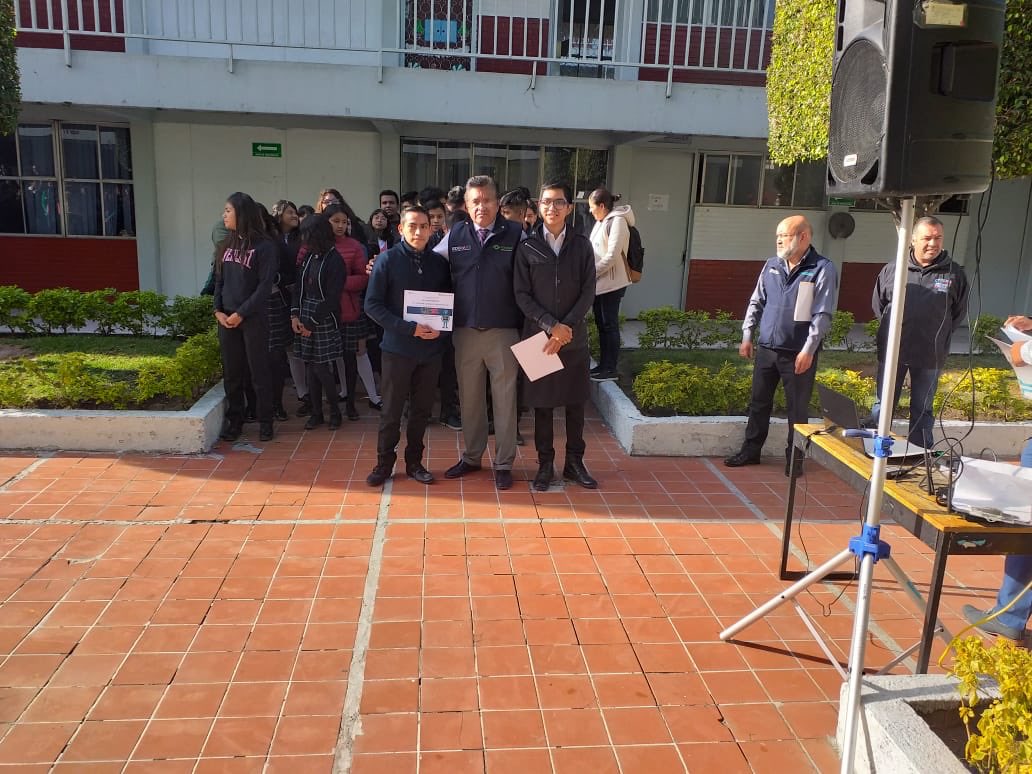 Conalep_Neza3's tweet photo. Iniciamos la semana rindiendo honores al Lábaro Patrio donde se reconoció a 10 estudiantes destacados en emprendimiento, así como a los docentes.
@Enrique_MenV   
@israeljeronimol
@conalepmex
#FormandoBiografíasExitosas
#ApasionadamenteCONALEP https://t.co/vzNXZUW11y