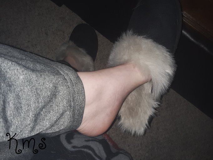 Hi twitter it's been awhile! Thinking about selling some nice worn stinky slippers. Any buyers? #footworship