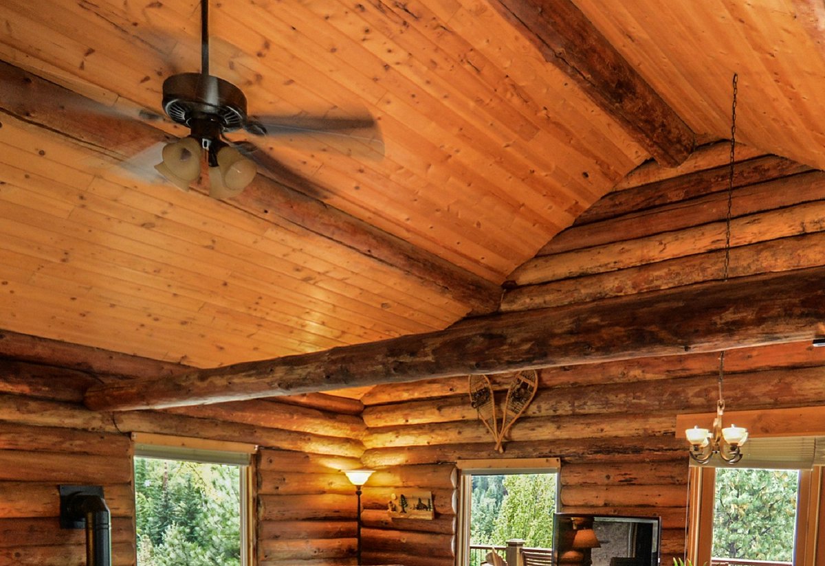 Sans doute, rêvez-vous de paysages de montagnes enneigées vus bien au chaud à l'intérieur d'un chalet. À défaut de vous transporter jusqu’aux massifs montagneux, il est très facile de reproduire une ambiance chalet chez vous. 
bit.ly/ambiance-chalet