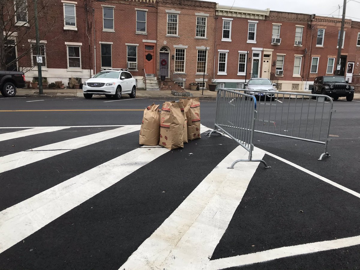 bcgp's tweet photo. Thanks to @transportcycle for setting up this bike lane cleanup and to Simon for providing bags! #bikephl #cleanphl https://t.co/XEjVFuPtfR