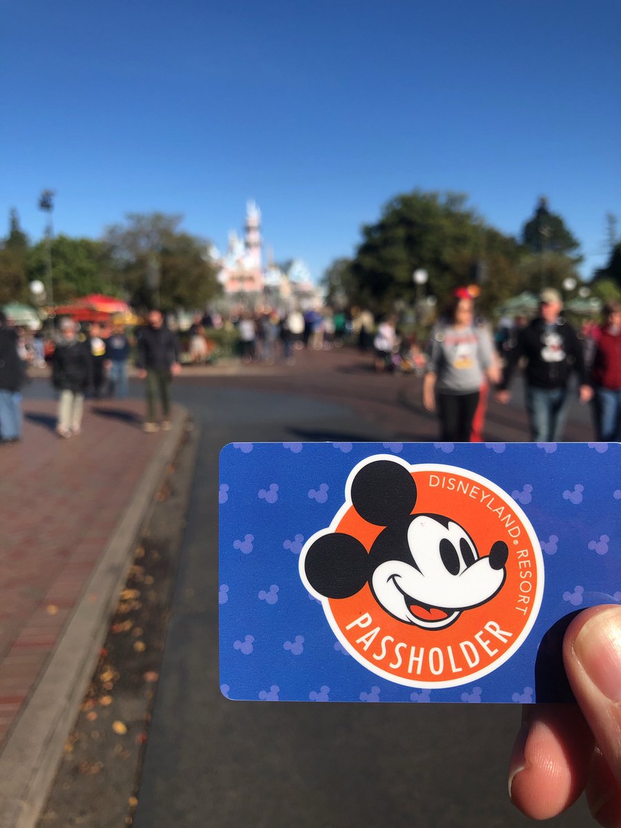 EricSt's tweet photo. Time for another year of Disney Magic!
#disneyland #disneylandap @DisneylandToday @DisneylandAP @Disneyland https://t.co/jCzJxFnA1D
