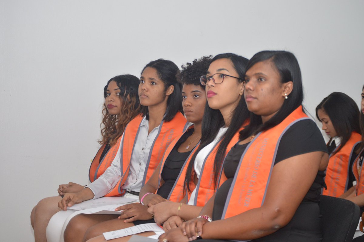 ITLARD's tweet photo. Hoy junto a @MMujerRD realizamos la entrega de certificados a la segunda promoción del proyecto #SoftwareMujeres donde se capacitaron en Programación Móvil a 25 mujeres. https://t.co/aeZOIwAmKX