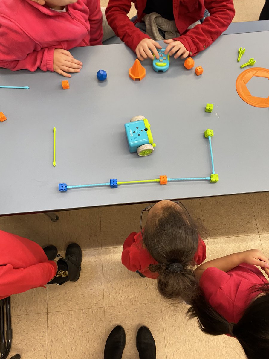 Gomesk85's tweet image. Coding fun with Captain Hunt preschoolers led by @CalcuttMS students!! #HourofCode2019