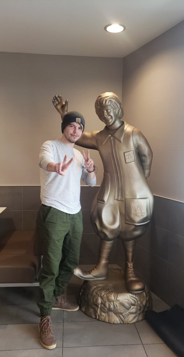 david_vaughn3's tweet photo. What y'all know about the golden Ronald¿ https://t.co/Siw8JEbXjS