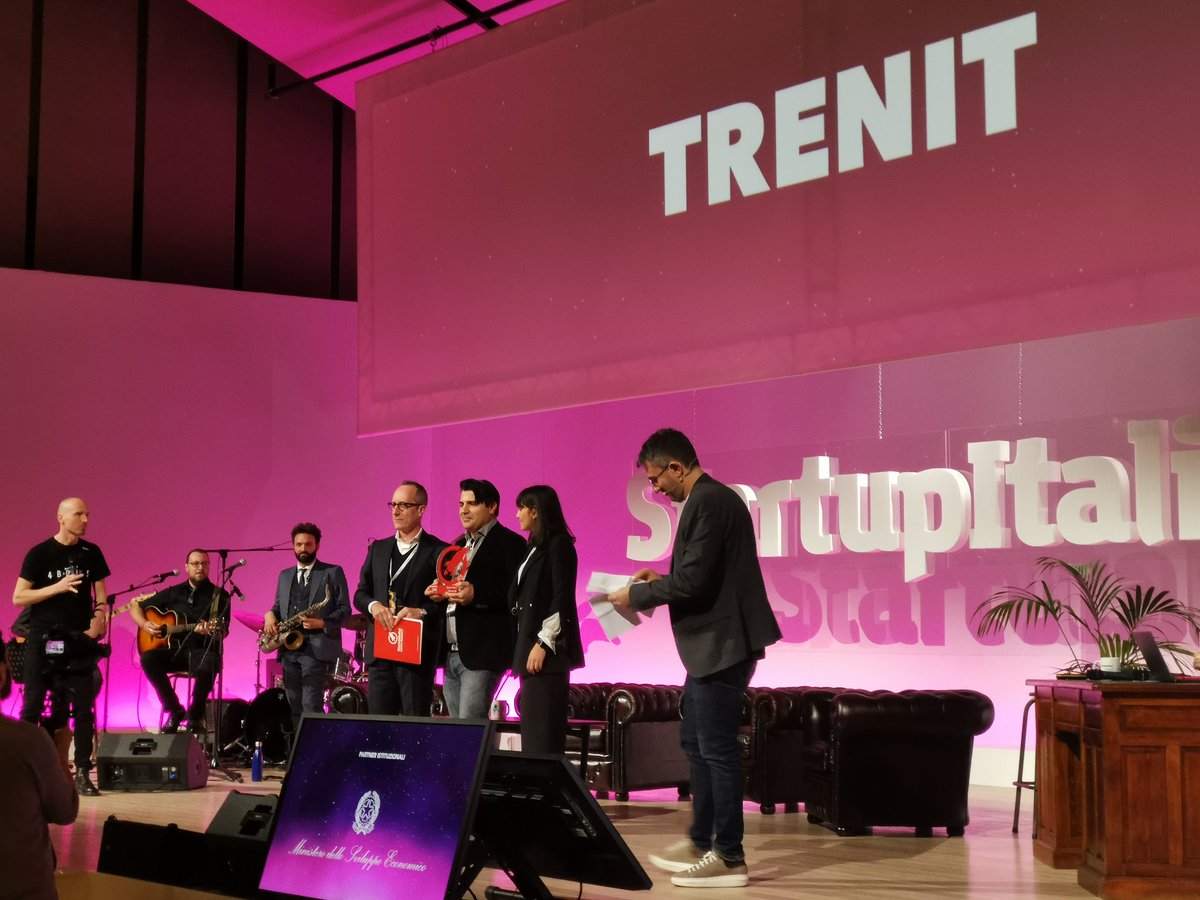 startup_italia's tweet photo. Il Premio Community va a... TRENIT 🚀
#SIOS19 https://t.co/eynefhJa4t