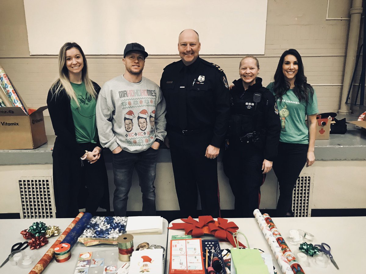 _MsPelletier_'s tweet photo. @thecrescentsyqr Santa Store was a success!! Huge thank you to @evanjbray @CoryOly781 @CstBoxall @StarlaOlynick @ReginapoliceCEU @reginapolice for coming to help wrap gifts! 🎁 https://t.co/Jarr7KxKsK