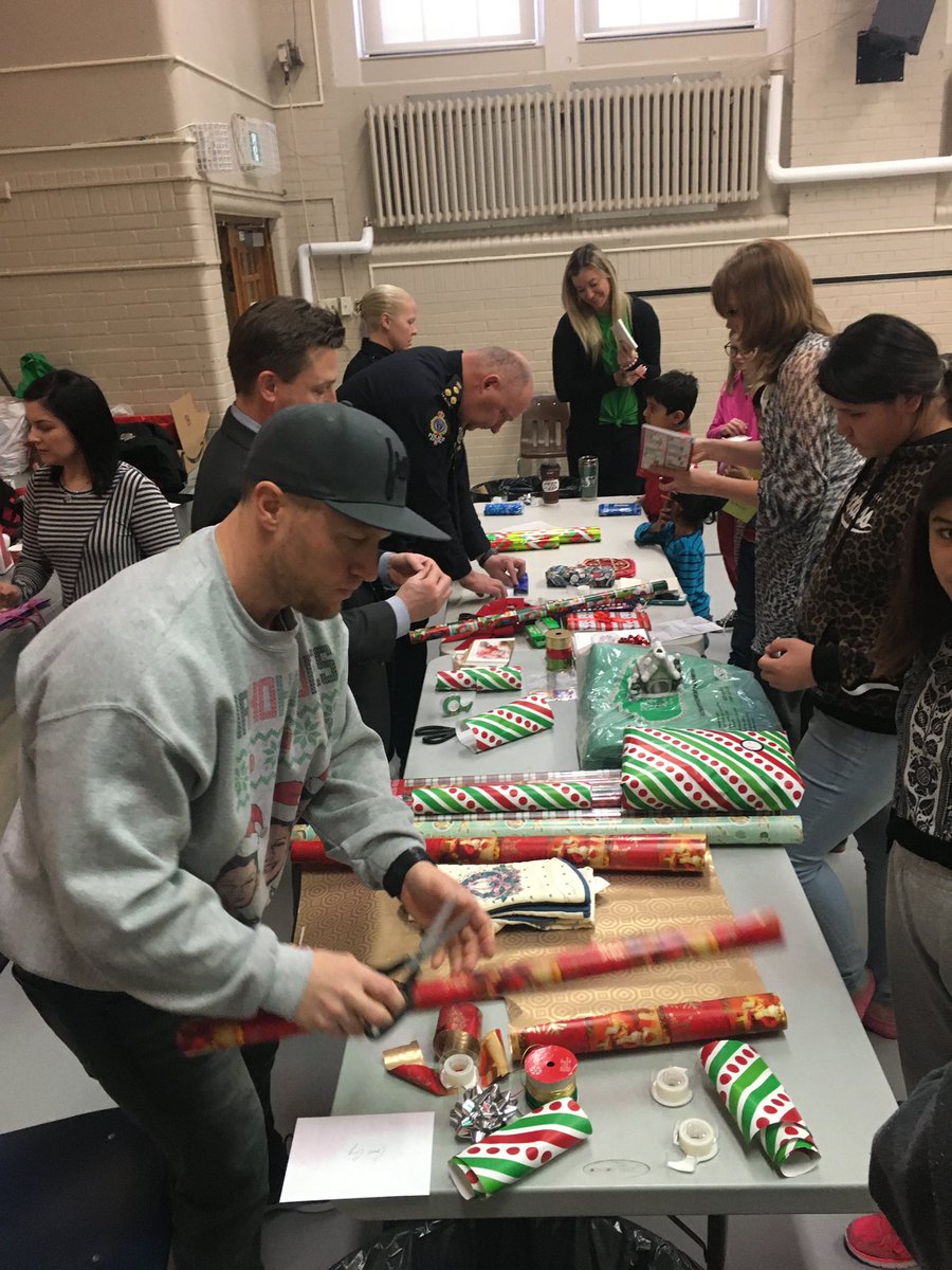 _MsPelletier_'s tweet photo. @thecrescentsyqr Santa Store was a success!! Huge thank you to @evanjbray @CoryOly781 @CstBoxall @StarlaOlynick @ReginapoliceCEU @reginapolice for coming to help wrap gifts! 🎁 https://t.co/Jarr7KxKsK