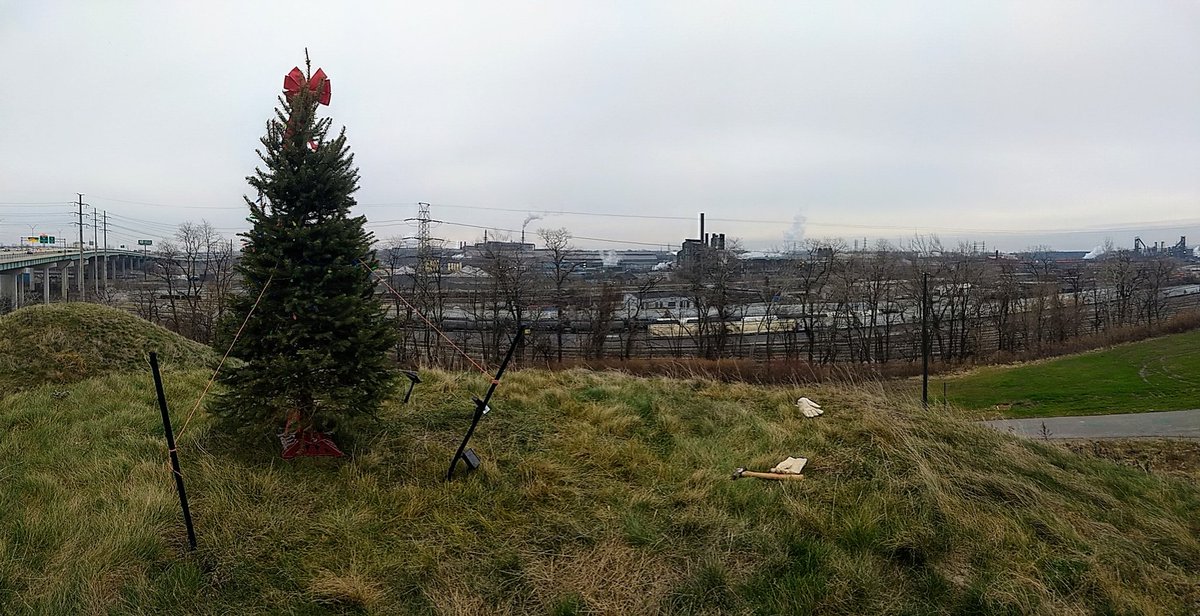 canalwaycle's tweet photo. Channeling our inner Clark Griswold at the Towpath Mounds Christmas Tree.
#NeedMoreLights
#TowpathTrail https://t.co/B1NzjqsJNO
