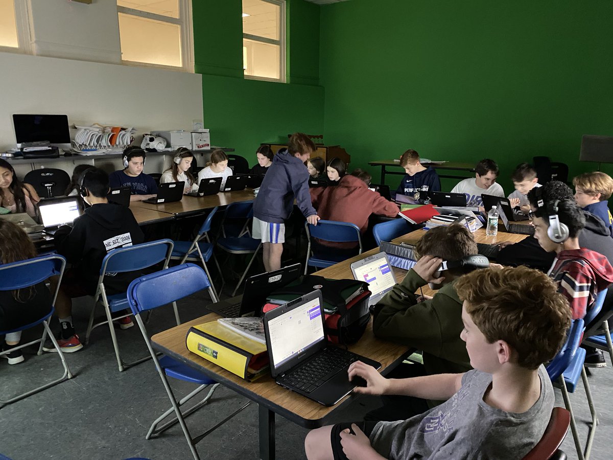 msfriedmanmusic's tweet photo. @soundtrap Musical Chairs: add a loop, move to the right. 7th grade general music.  Thanks you @HEARTSPW for the generous grant. #witingourownsongs #psaproject @WeberMiddle @PortWashArts https://t.co/Yc2THylXZC
