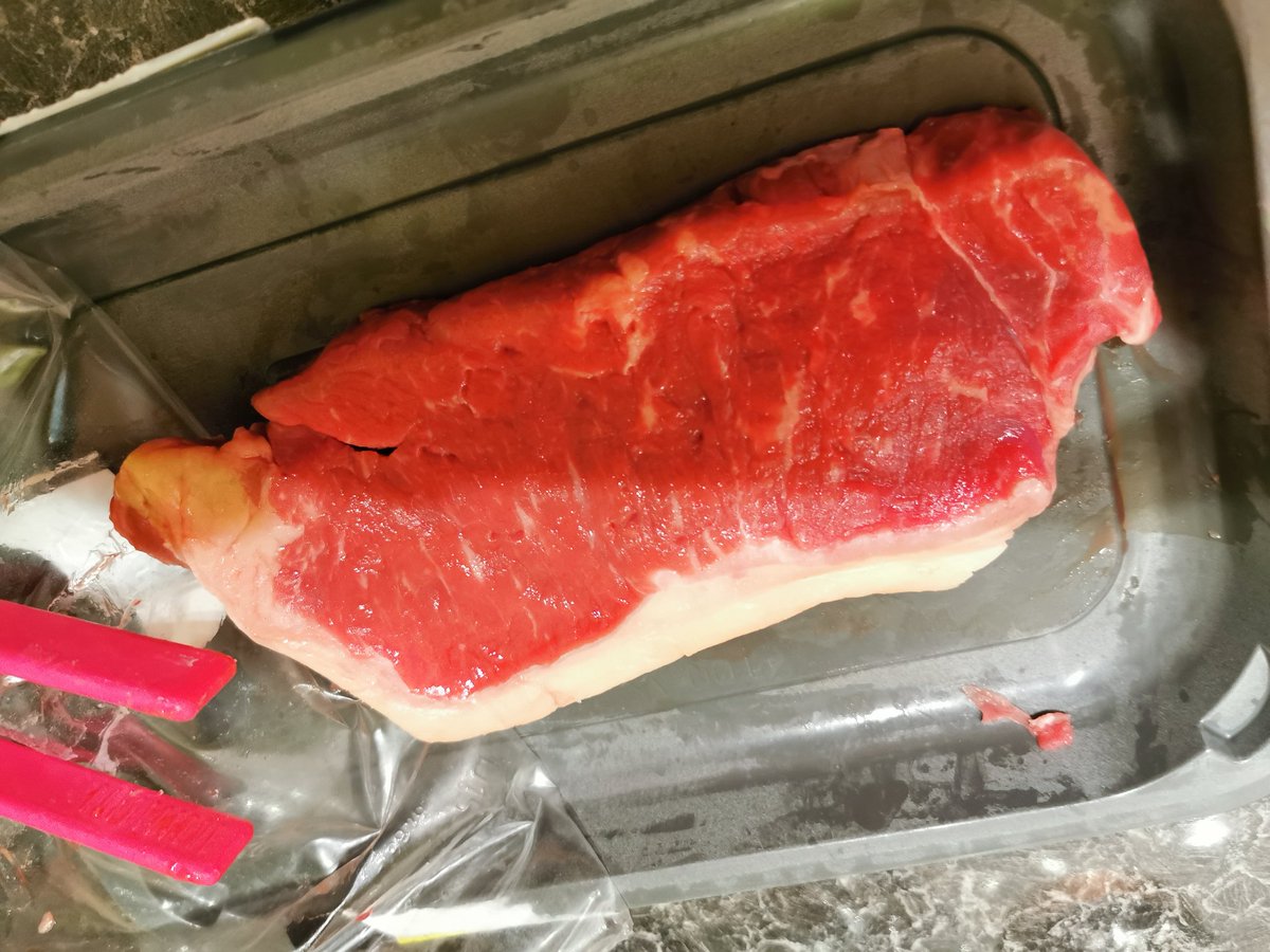 JonnyCB123's tweet photo. Left(how it looked in the packet) right (how it actually was underneath) can I have some steak with my fat please? @LidlGB https://t.co/GFb4jNdRyu