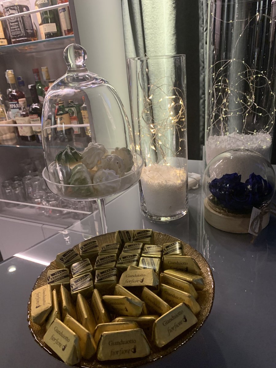 cusius's tweet image. Emotional Grand Motel. Piccole attenzioni per gli ospiti al bar.....