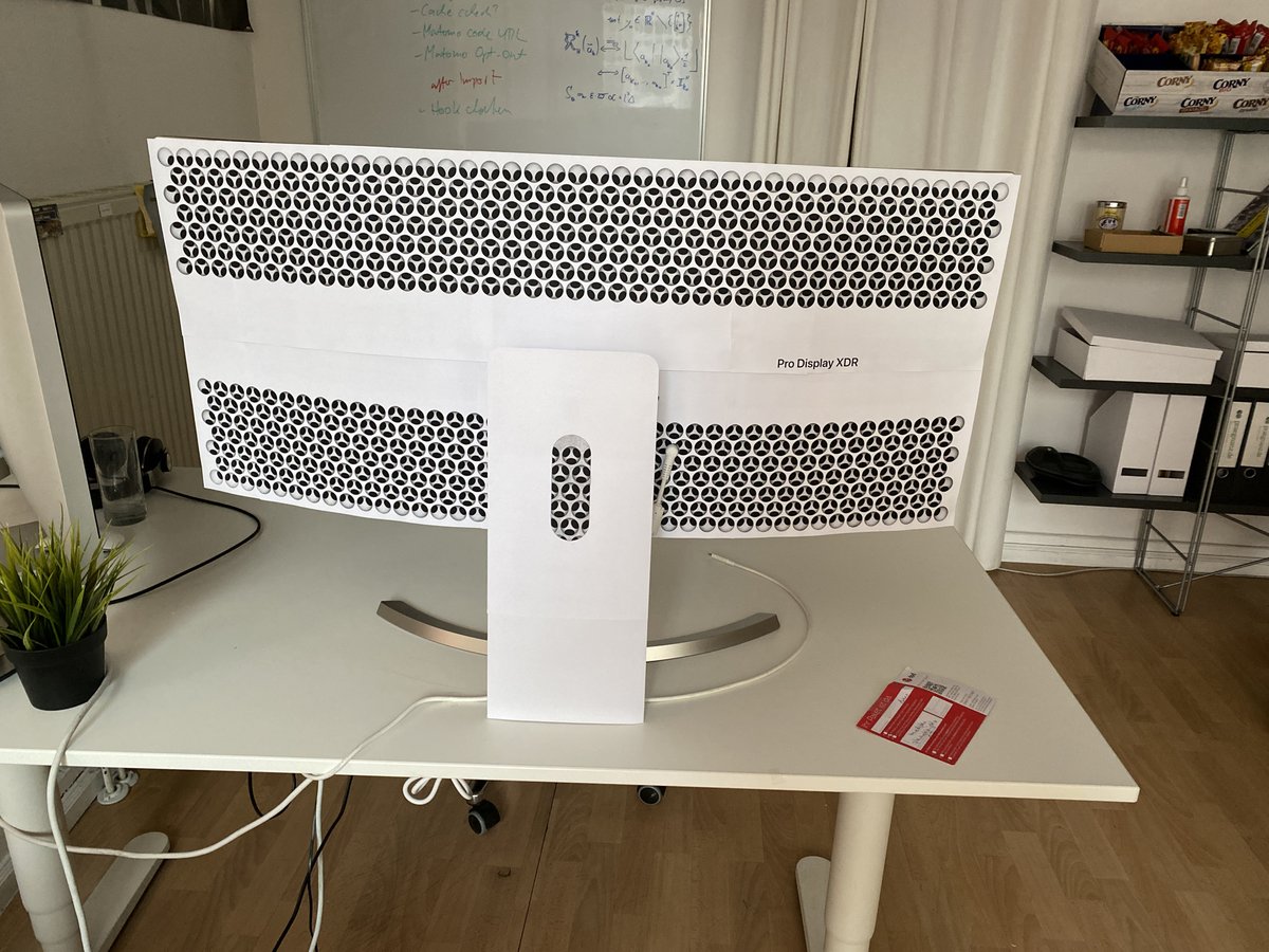phlp's tweet photo. als ich heute ins büro kam stand dieses ding auf dem schreibtisch des kollegen. ich musste zwei mal hinschauen und dann sehr lachen https://t.co/feLxxGPbWO