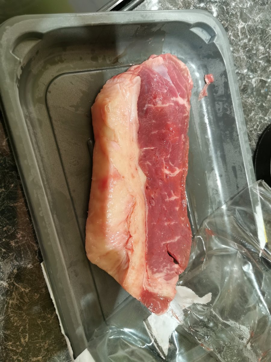 JonnyCB123's tweet photo. Left(how it looked in the packet) right (how it actually was underneath) can I have some steak with my fat please? @LidlGB https://t.co/GFb4jNdRyu
