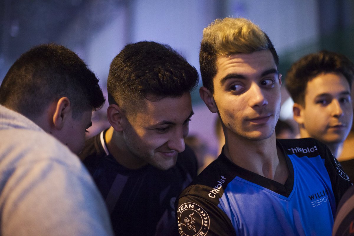 When you want to hear someone else's team radio...

📸<a href="/photoracertv/">PhotoRacerTV 🐝</a>

#WilliamsEsports #SimRacing #DHSEV19