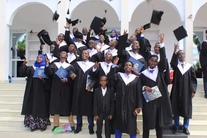 ceelhuuronline's tweet photo. Dufcadii 1aad ee ka qalinjabisay xarunta #Cadaado ee @SIMADUniversity ayaa maanta magaalada Muqdisho ku gudoomay shahaadooyinkooda.
#SIMAD20 https://t.co/WmuiaXEvaO