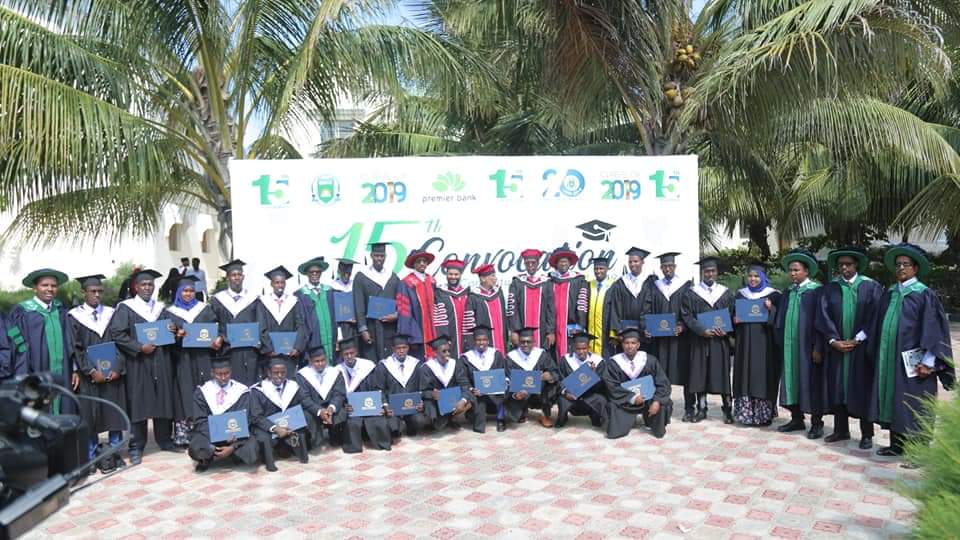 ceelhuuronline's tweet photo. Dufcadii 1aad ee ka qalinjabisay xarunta #Cadaado ee @SIMADUniversity ayaa maanta magaalada Muqdisho ku gudoomay shahaadooyinkooda.
#SIMAD20 https://t.co/WmuiaXEvaO