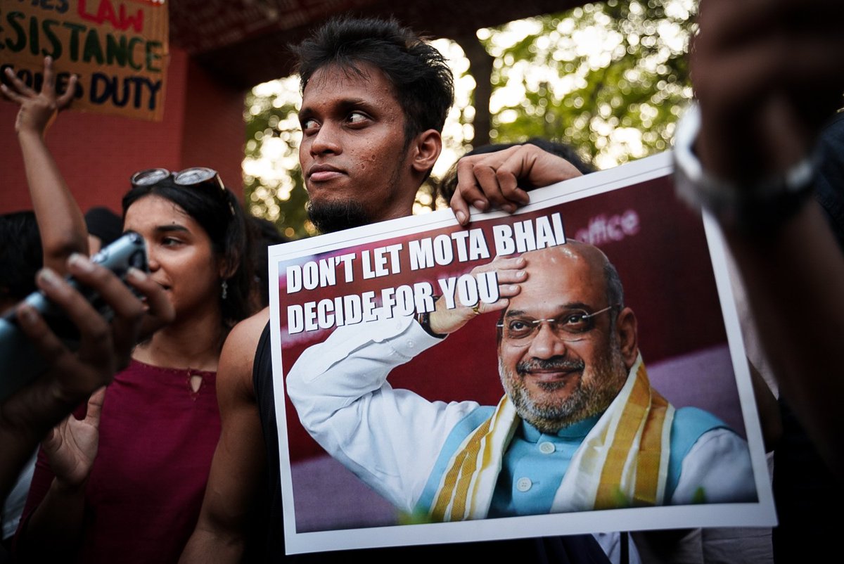 peekkayyy's tweet photo. some visuals from today's protest at Mumbai University #AntiCAB #CAAProtests #JamiaMilia #JamiaProtests #BlackDay #supportjamia #CABEkDhokaHai https://t.co/IU0xuryndC