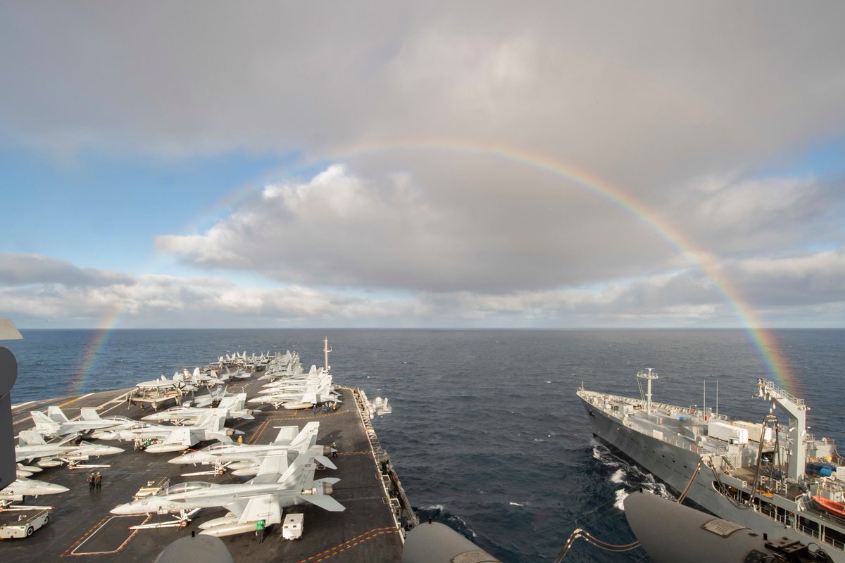 USN_Submariner's tweet photo. ๐จ Caught on film: US Navy using the top secret magic rainbow refueling system.
USS Theodore Roosevelt (CVN 71) in the Eastern Pacific with Military Sealift Command fleet replenishment oiler USNS Yukon (T-AO 202)
#USNavy #3rdFLT #CSG9 โ๏ธ๐บ๐ธ https://t.co/e3124WpXzG