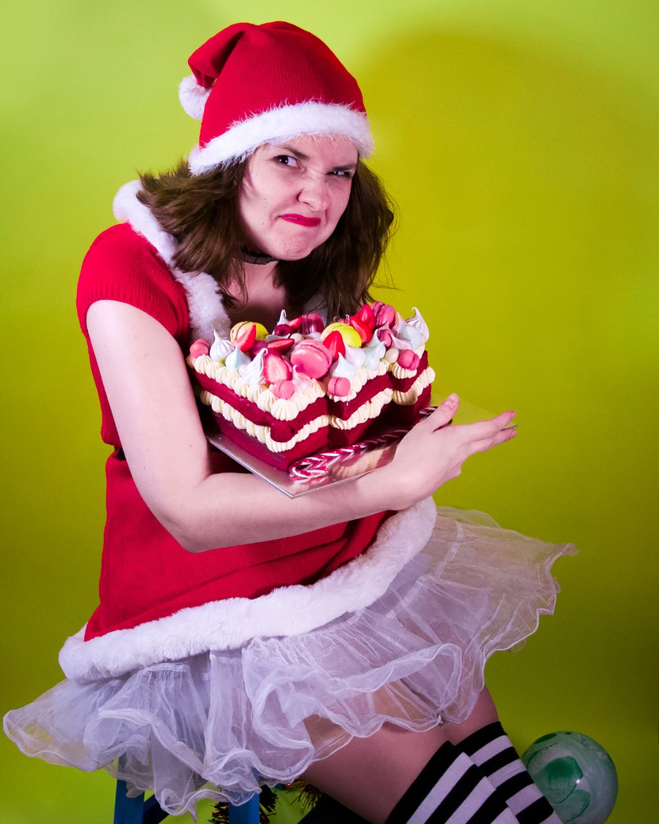 Our house Elves 🤶❄️🔔 have spoken! They are keeping the cakes @Punk_cake_uk has made for all the Punk Rock kids! You cannot blame them can you?? ❤️ 🍰 🤶🤩👩‍🎤❤️😂
Model credits @nana_hachiko777
.
@Punk_cake_uk @christina_charoniti #Londoncakes  #Grinch #Thecakeismine