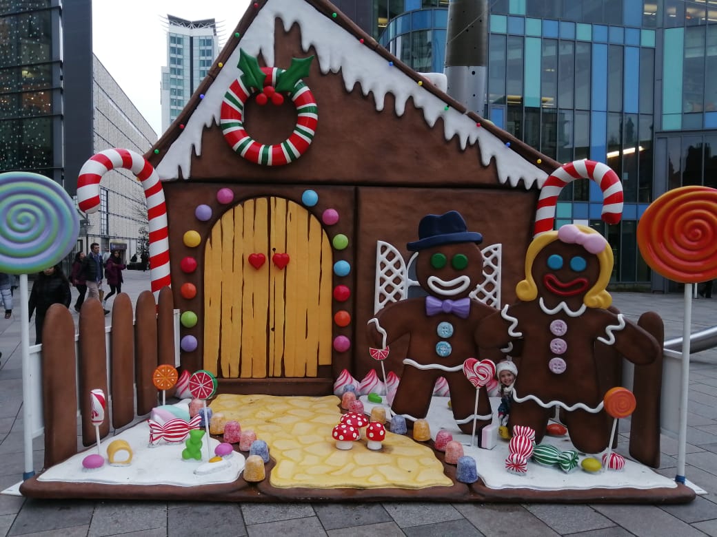 Spot the cute little elf. Enjoying Cardiff and having laugh before our Xmas shop🎅🤶🎁🎄#gingerbreadmun #gingerbearddad #cardiffshopping #forcardiff