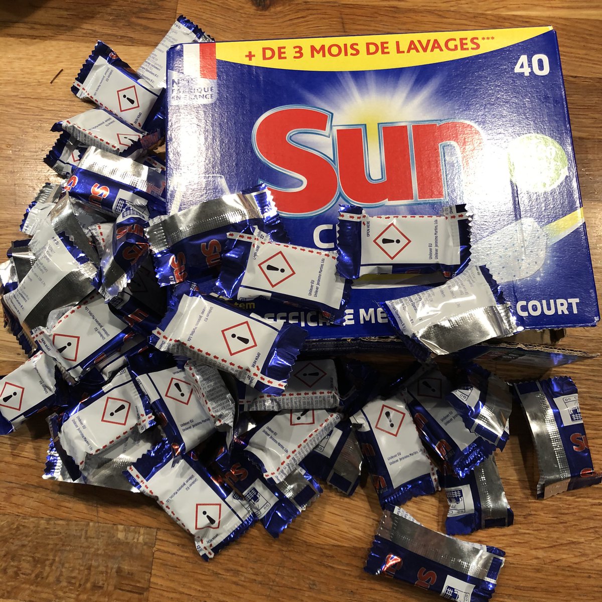 farneflu's tweet image. Bonjour @UnileverFR, êtes-vous bien sûr que vos tablettes SUN Classic sont plus « éco-responsables », en emballant chacune des 40 pastilles dans un sachet individuel en aluminium ? 🤔 #ridiculouspackaging @greenpeacefr