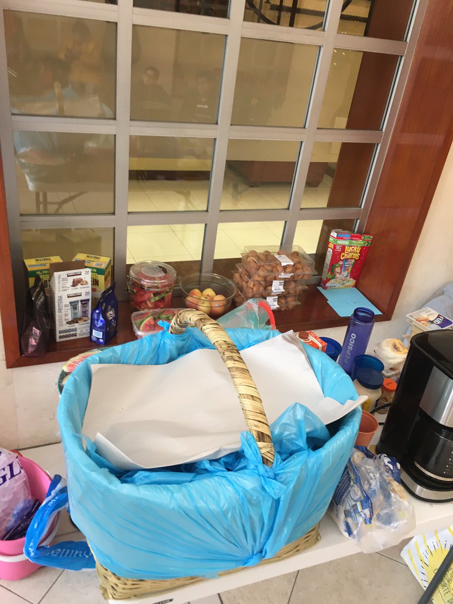 ItamParo's tweet photo. Agradecemos enormemente al exalumno @Ma_Sarabia por los tacos de canasta y también a todos las y los estudiantes que nos han mandado snacks, café y fruta. 

Todos las y los estudiantes son bienvenidos para tomar lo que quieran. 

#ITAMDateCuenta
#ParoITAM https://t.co/jnha83IECt