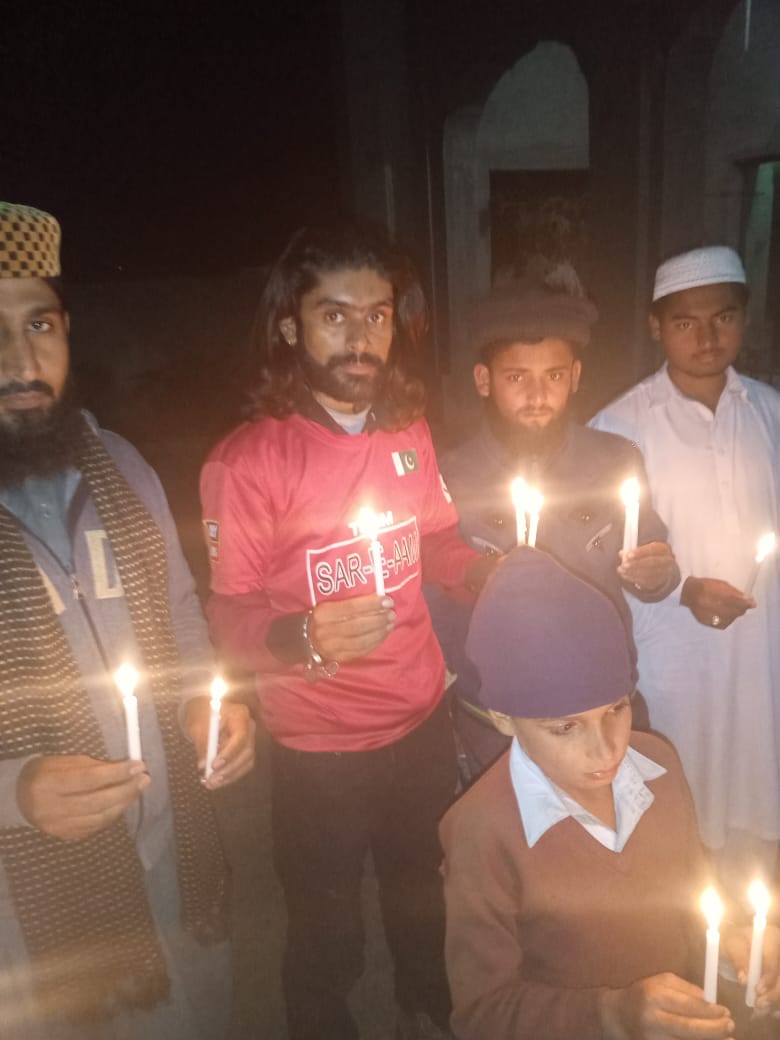 ZunairaNiazi's tweet photo. ٹیم سرعام 18ہزاری(جھنگ) کے جانبازوں نے سانحہ APS کی شہداء کی یاد میں قرآن خوانی کی اللّٰہ تعالیٰ شہداء کے درجات بلند کرے اور لواحقین کو صبر جمیل عطا فرمائے آمین
#BlackDay16December #APS2014
@iqrarulhassan https://t.co/6Nm8FQPX3g