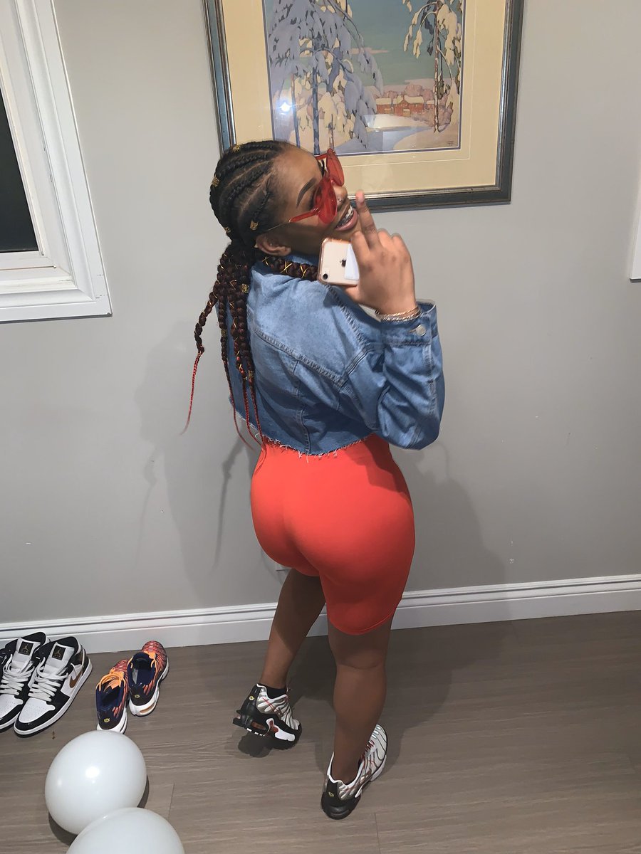 Urfavvshyy's tweet photo. #ThrowBack15😍🥳 https://t.co/Uo5wUSk4g5