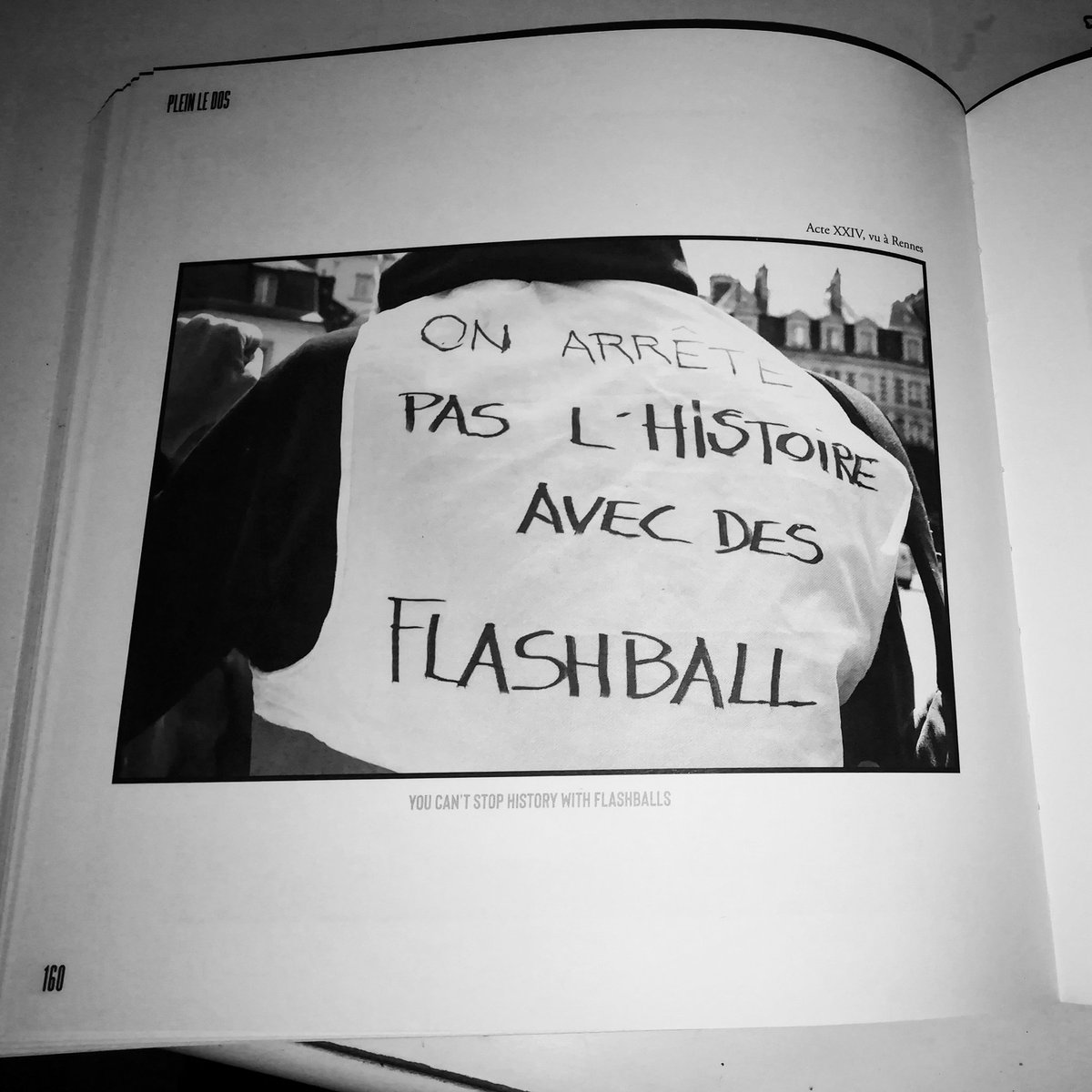 BoutDeLaVilleEd's tweet photo. Le livre "Plein le dos" sera en librairie le 15 janvier. D'ici là, vous pourrez le trouver dans certains événements.
Pour les Toulousaines et les Toulousains, ça se passe demain sur le trajet de la manif ! Tous bénéfices aux blessé.e.s et inculpé.e.s du mouvement.
@plein_le_dos https://t.co/4u0bevXY62
