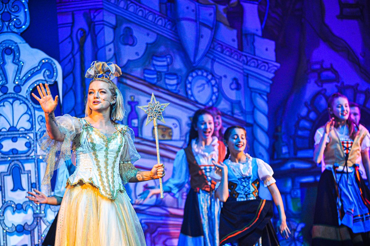 Reviewers are loving our Christmas panto - oh yes they are!😜  Be sure to book your tickets now and don't be late for the ball! ✨ 
Tickets are available here: bit.ly/2Ept26Y