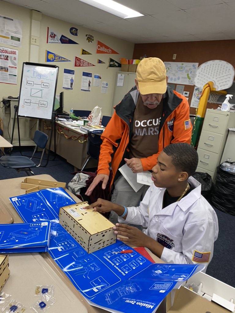 tbryant0115's tweet photo. #UrbanMathCollaborative Ss from @CabrilloLb & @LBWilsonHigh building and coding their own computer. We are training Jr. engineers, scientists, pilots & astronauts. Thanks to the Barboza Space Center @BobBarboza for our partnership. #ProudtobeLBUSD #Math #SpaceMathematics #STEM https://t.co/7PHsmKsUrM
