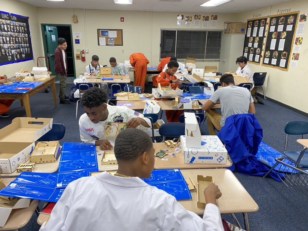 tbryant0115's tweet photo. #UrbanMathCollaborative Ss from @CabrilloLb & @LBWilsonHigh building and coding their own computer. We are training Jr. engineers, scientists, pilots & astronauts. Thanks to the Barboza Space Center @BobBarboza for our partnership. #ProudtobeLBUSD #Math #SpaceMathematics #STEM https://t.co/7PHsmKsUrM