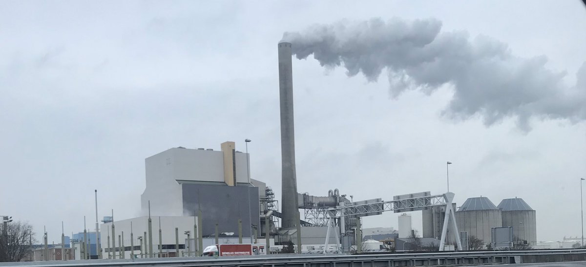 rus_water's tweet photo. Bijzonder bedrijf met nog rokende schoorsteen @hemwegcentrale Vanochtend 11:50 #020ontheroad #020onwater https://t.co/t6jbgmCfxF