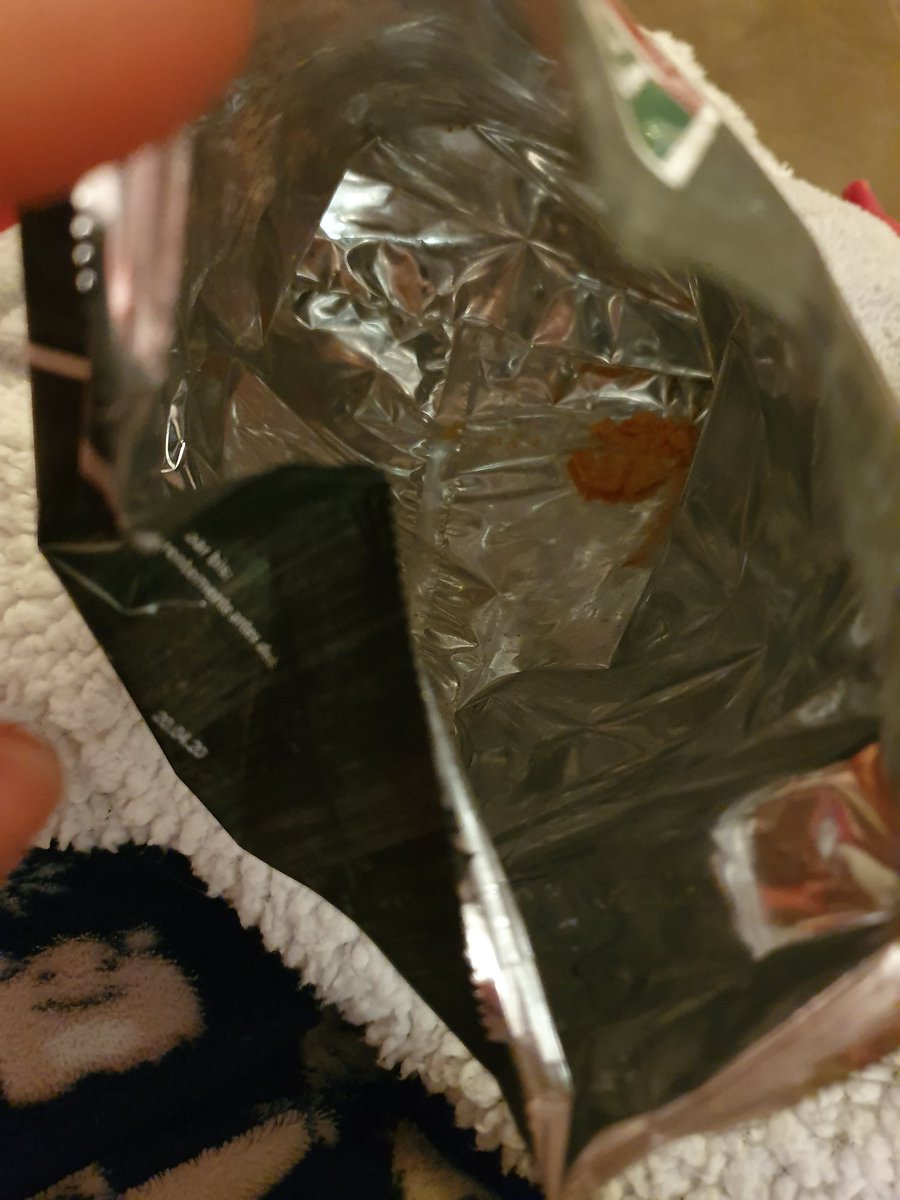 Diegau1's tweet photo. Ich finde die Krümmel zählen als " ich habe ja nicht die ganze Tüte gegessen" oder? 🙈 #Selbstbeherrschung kann ich 😂 nicht. #leckerschmecker #happyme #linsenchips #knabbern #me https://t.co/fdvV3WviuM